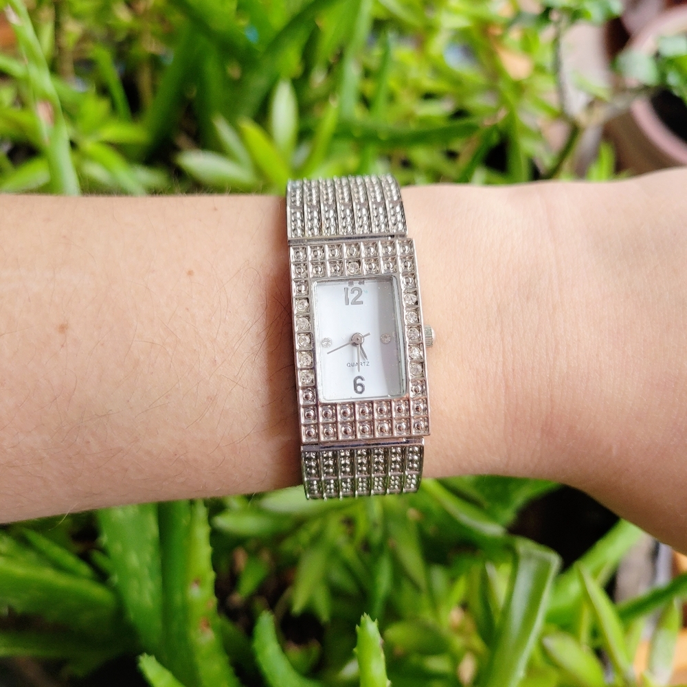 Vintage Rhinestone Dimpled Quartz Watch - Picture 3 of 9